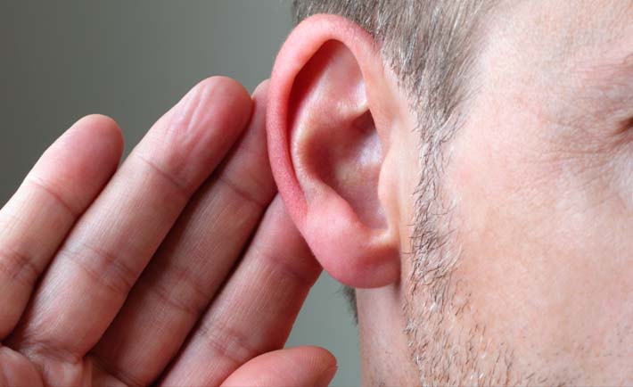 Aumentar exageradamente o volume da televisão ou rádio?